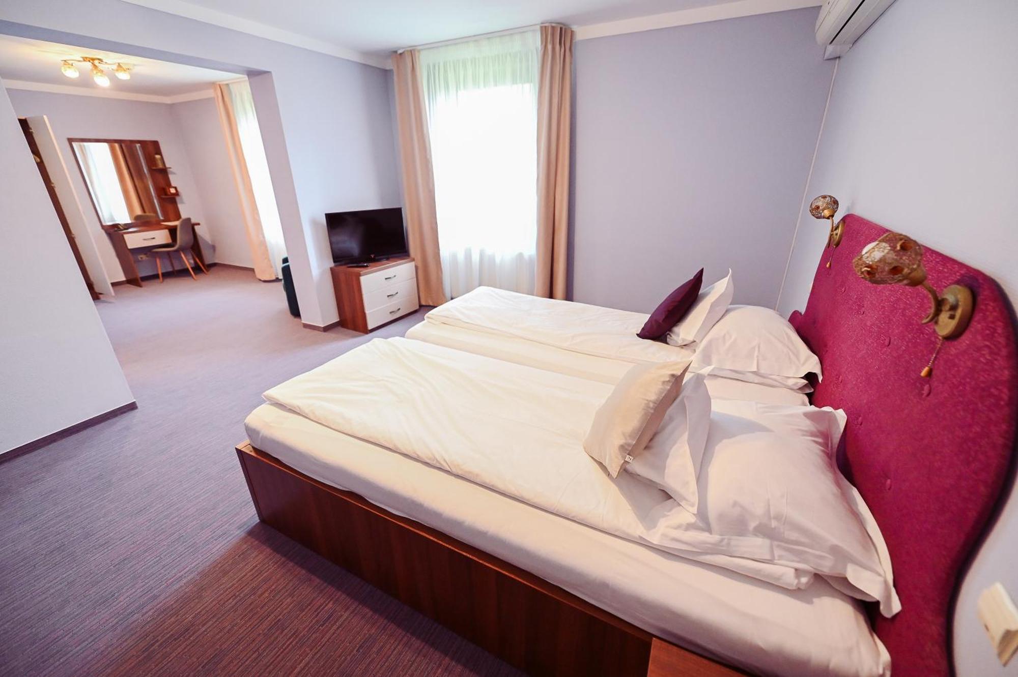 Conacul Domnesc Hotel Scheia Екстериор снимка