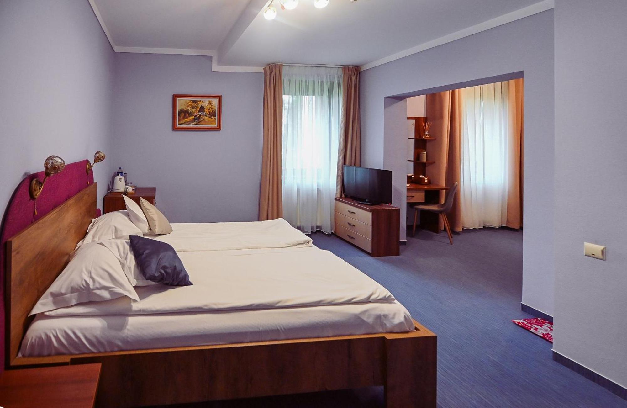 Conacul Domnesc Hotel Scheia Екстериор снимка